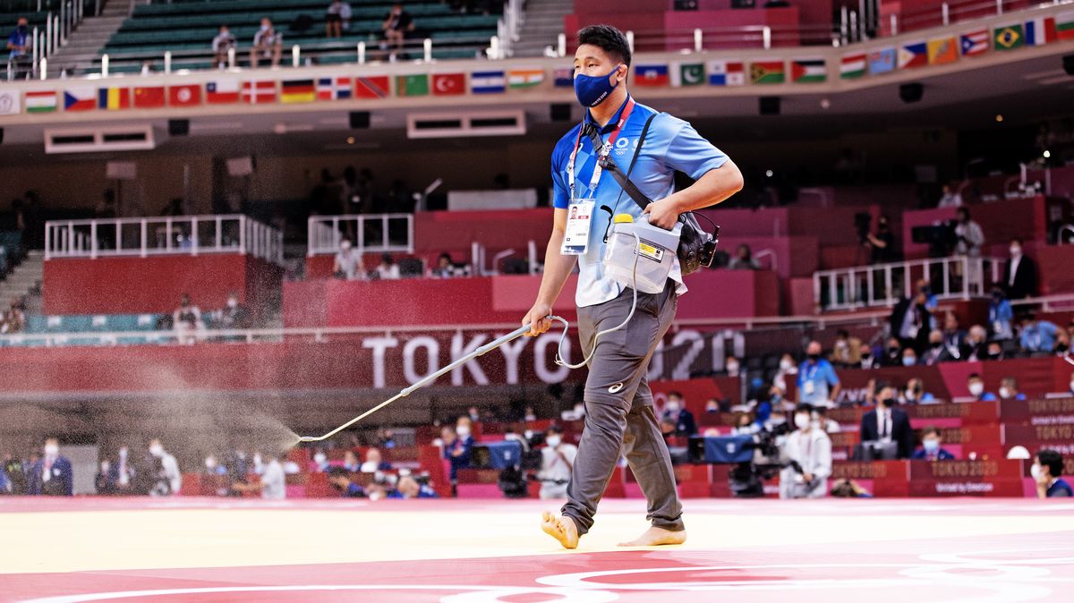 Náš fotograf v Tokiu: Jak se pucují olympijská tatami